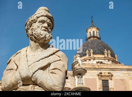 Statua della Fontana Pretoriana e cupola della chiesa di Santa Caterina, Piazza Pretoria, Palermo, Sicilia, Italia Foto Stock