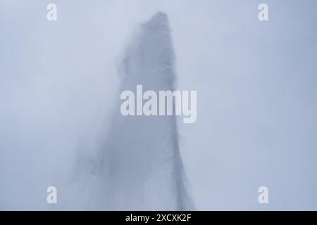 Il famoso jet d'eau sulle rive del lago Leman a Ginevra, in Svizzera, il 21 maggio 2023. Le celebre jet d eau sur les rives du lac Leman de Geneve en su Foto Stock