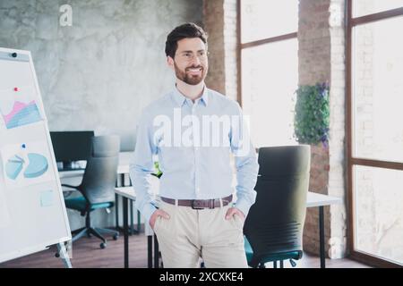 Foto ritratto di un bel giovane ragazzo look spazio vuoto vestito elegante abbigliamento formale moderno ufficio di lavoro coworking interno Foto Stock