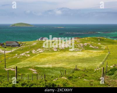 Un campo da calcio molto scenografico sul Machair a Rubha Ban su Eriskay, Ebridi esterne, Scozia, Regno Unito. Foto Stock