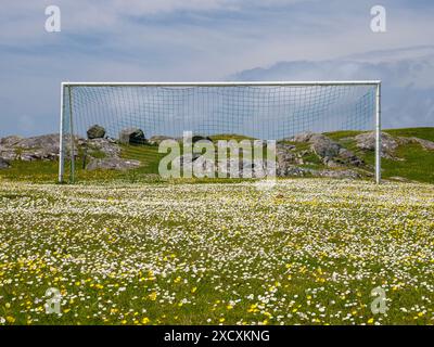 Un campo da calcio molto scenografico sul Machair a Rubha Ban su Eriskay, Ebridi esterne, Scozia, Regno Unito. Foto Stock