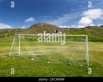 Un campo da calcio molto scenografico sul Machair a Rubha Ban su Eriskay, Ebridi esterne, Scozia, Regno Unito. Foto Stock