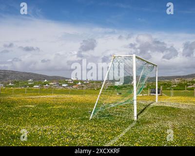 Un campo da calcio molto scenografico sul Machair a Rubha Ban su Eriskay, Ebridi esterne, Scozia, Regno Unito. Foto Stock