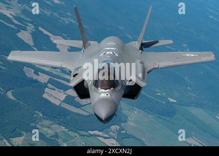 Un F-35A Lightning II della Eglin Air Force base vola con un KC-135 Stratotanker del 121st Air Refueling Wing, 16 giugno 2024, prima del Columbus Foto Stock