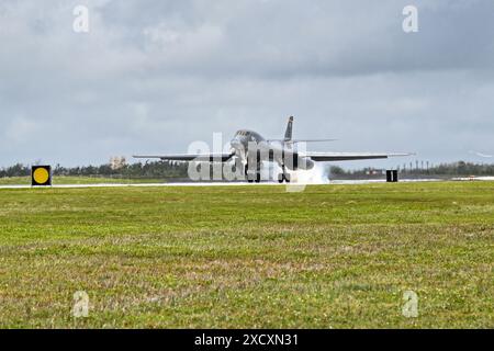 Un B1-B Lancer assegnato al 37th Expeditionary Bomb Squadron atterra alla Andersen Air Force base, Guam, a supporto di una missione Bomber Task Force, giugno Foto Stock