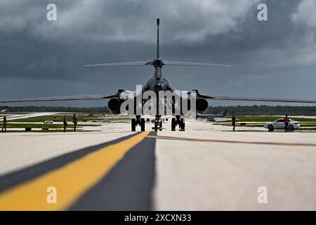 Un B1-B Lancer assegnato al 37th Expeditionary Bomb Squadron si trova sulla flightline presso Andersen Air Force base, Guam, a supporto di un Bomber Task Fo Foto Stock