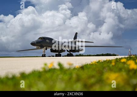 Un B1-B Lancer assegnato al 37th Expeditionary Bomb Squadron taxis dopo l'atterraggio alla Andersen Air Force base, Guam, a supporto di una Bomber Task Force Foto Stock