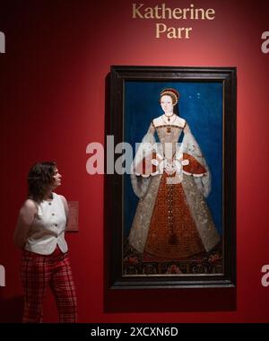 National Portrait Gallery, Londra, Regno Unito. 19 giugno 2024. Six Lives, The Stories of Henry VIII's Queens Exhibition (20 giugno-8 settembre) racconta la rappresentazione di Katherine d'Aragona, Anne Boleyn, Jane Seymour, Anne of Cleves, Katherine Howard e Katherine Parr nel corso della storia e della cultura popolare nei secoli successivi alla loro vita, da dipinti storici, disegni ed ephemera, alla fotografia contemporanea, ai costumi e ai film. Immagine: Katherine Parr, di un'artista non identificata, circa 1543. Crediti: Malcolm Park/Alamy Live News Foto Stock