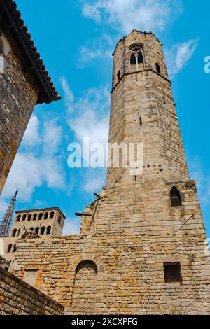 Una vista del campanile della Cappella di Santa Agata, a Barcellona, Spagna, con la torre a punta della lanterna della cattedrale sulla sinistra Foto Stock