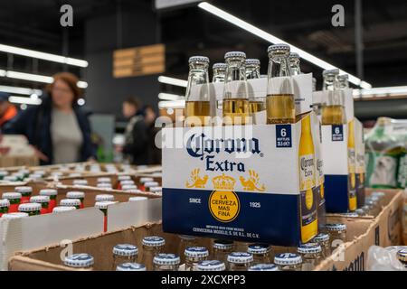 Vendita birra Corona Extra, in scatole da 6 bottiglie, con manico. Una pila di scatole di birra messicana di marca corona in un supermercato. Minsk, Bielorussia, 2024 Foto Stock