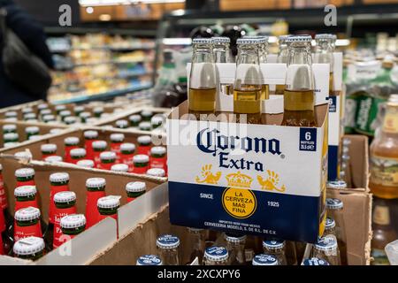 Vendita birra Corona Extra, in scatole da 6 bottiglie, con manico. Una pila di scatole di birra messicana di marca corona in un supermercato. Minsk, Bielorussia, 2024 Foto Stock