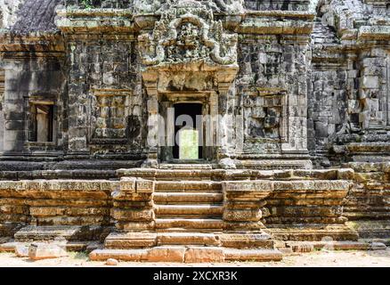 Antichi edifici del tempio Thommanon nell'enigmatica Angkor, Siem Reap, Cambogia. Misteriosa Thommanon annidata tra la foresta pluviale. Foto Stock