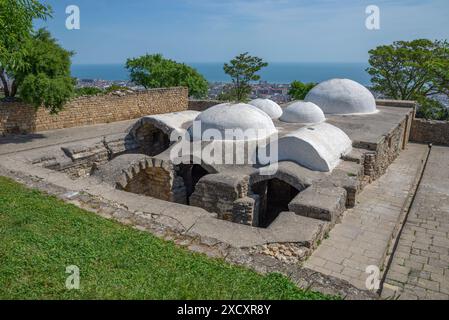 Vista dall'alto del bagno del Khan nell'antica fortezza di Naryn-Kala, Derbent. Repubblica del Daghestan, Russia Foto Stock