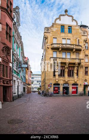 Friburgo in Breisgau, Germania, 23 luglio 2023, antiche facciate di edifici storici delle vecchie case della città in strette strade acciottolate con negozi e riposo Foto Stock