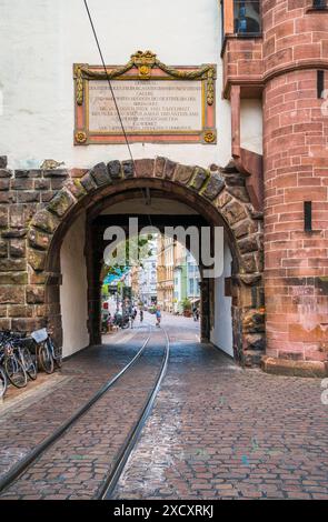 Friburgo in Breisgau, Germania, 23 luglio 2023, famoso ingresso della città martinstor alla splendida città vecchia con binari di tram Foto Stock