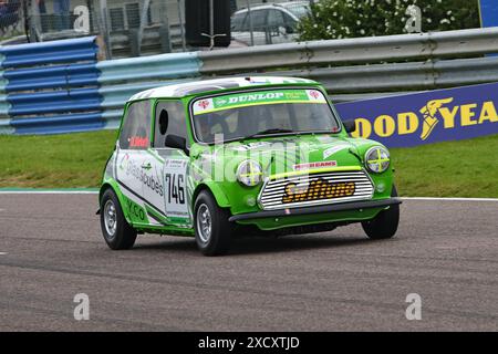 Oliver Birkett, Mini7S, la Dunlop Mini Se7en Challenge supportata da Mini Spares, due gare di venti minuti per due varianti di veicoli, Mini 7 con un Modif Foto Stock