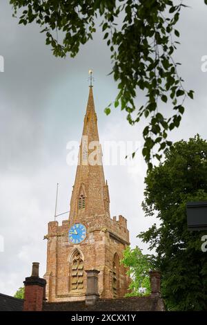 Guglia e torre nella chiesa dei Santi Pietro e Paolo nella città mercato di Uppingham, Inghilterra. Foto Stock