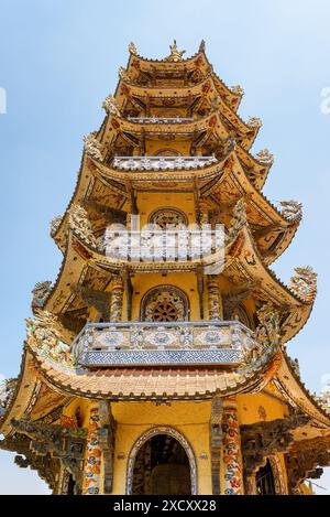 Da Lat, Vietnam - 20 marzo 2015: Pagoda Linh Phuoc in stile mosaico da frammenti di vetro, ceramica e porcellana nella città di da Lat (Dalat), Vietnam. Foto Stock