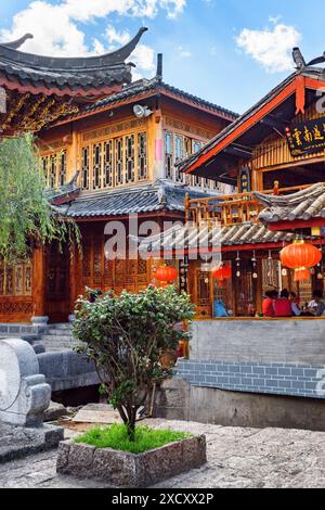 Lijiang, provincia dello Yunnan, Cina - 23 ottobre 2015: Splendida vista della città Vecchia di Lijiang. Autentici edifici cinesi tradizionali. Foto Stock