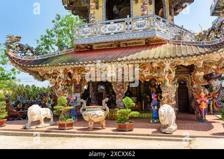 Da Lat, Vietnam - 20 marzo 2015: Pagoda Linh Phuoc in stile mosaico da frammenti di vetro, ceramica e porcellana nella città di da Lat (Dalat), Vietnam. Foto Stock