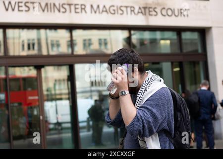 Daniel Formentin, arrivando alla Corte dei magistrati di Westminster, nel centro di Londra, dove lui insieme a Leonorah Ward e Zosia Lewis sono accusati della sezione 42 del Criminal Justice and Police Act 2001 a seguito di una manifestazione pro-Palestina fuori dalla casa del leader laburista Sir Keir Starmer. I manifestanti hanno appeso uno striscione fuori dalla casa di Sir Keir che diceva: "Starmer ferma l'uccisione", circondato da impronte di mani rosse. Data foto: Mercoledì 19 giugno 2024. Foto Stock