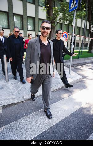 Milano, Italia. 17 giugno 2024. Moda uomo Primavera Estate SS2025 - Giorgio Armani Fashion Show - arrivi. Nella foto: Raoul Bova Credit: Independent Photo Agency/Alamy Live News Foto Stock