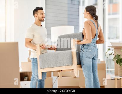 Sorridi, abbina e trasferisci mobili in una nuova casa per lavori di ristrutturazione, scatole e incollaggio di interni della proprietà. Persone, relazioni e cartone Foto Stock