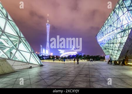 Guangzhou, Cina - 7 novembre 2015: Vista del Teatro dell'Opera di Guangzhou presso la città nuova di Zhujiang, Cina. La Canton Tower è visibile sullo sfondo. Foto Stock