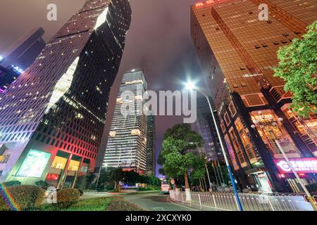 Guangzhou, Cina - 7 novembre 2015: Vista notturna degli edifici moderni della città nuova di Zhujiang (la città nuova del fiume delle Perle) a Guangzhou, Cina. Foto Stock