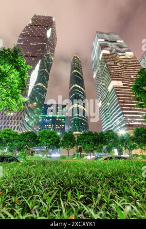 Guangzhou, Cina - 7 novembre 2015: Vista notturna degli edifici moderni della città nuova di Zhujiang (la città nuova del fiume delle Perle) a Guangzhou, Cina. Foto Stock