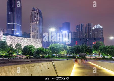 Guangzhou, Cina - 7 novembre 2015: Vista notturna degli edifici moderni della città nuova di Zhujiang (la città nuova del fiume delle Perle) a Guangzhou, Cina. Foto Stock