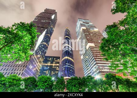 Guangzhou, Cina - 7 novembre 2015: Vista notturna degli edifici moderni della città nuova di Zhujiang (la città nuova del fiume delle Perle) a Guangzhou, Cina. Foto Stock