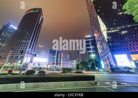 Guangzhou, Cina - 7 novembre 2015: Vista notturna degli edifici moderni della città nuova di Zhujiang (la città nuova del fiume delle Perle) a Guangzhou, Cina. Foto Stock