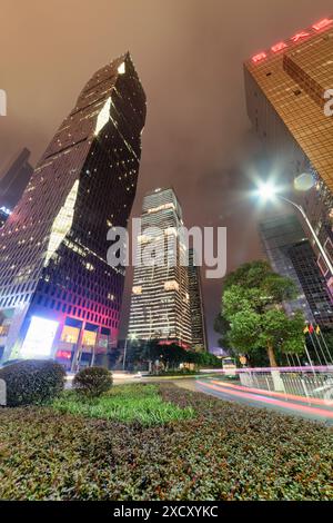 Guangzhou, Cina - 7 novembre 2015: Vista notturna degli edifici moderni della città nuova di Zhujiang (la città nuova del fiume delle Perle) a Guangzhou, Cina. Foto Stock