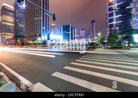 Guangzhou, Cina - 7 novembre 2015: Vista notturna degli edifici moderni della città nuova di Zhujiang (la città nuova del fiume delle Perle) a Guangzhou, Cina. Foto Stock