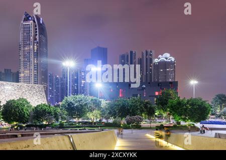 Guangzhou, Cina - 7 novembre 2015: Vista notturna degli edifici moderni della città nuova di Zhujiang (la città nuova del fiume delle Perle) a Guangzhou, Cina. Foto Stock