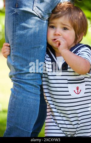 Bambina che gioca in giardino. Paesi Baschi. Spagna. Foto Stock