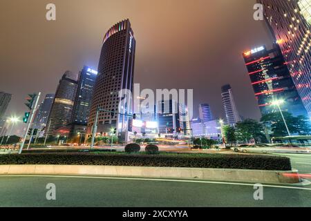 Guangzhou, Cina - 7 novembre 2015: Vista notturna degli edifici moderni della città nuova di Zhujiang (la città nuova del fiume delle Perle) a Guangzhou, Cina. Foto Stock