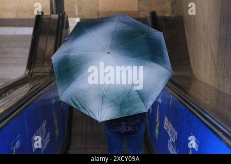 Düsseldorf 18.06.2024 Wetter Regen Regenschirm Klimawandel Platzregen Regenwetter Sturm Windig Sturmtief Regenfront Unwetter Tiefdruckgebiet Klimawandel Platzregen Dauerregen Schneeregen Sommerregen Rolltreppe tram Strassenbahn U-Bahn Düsseldorf Nordrhein-Westfalen Deutschland *** Düsseldorf 18 06 2024 condizioni meteorologiche ombrello pioggia cambiamento climatico pioggia pioggia tempesta meteorologica tempesta ventosa pioggia bassa temporale anteriore area a bassa pressione cambiamento climatico discesa pioggia costante pioggia pioggia pioggia pioggia pioggia estiva scala mobile tram tram tram tram tram metropolitana Düsseldorf Renania settentrionale-Vestfalia Germania Foto Stock