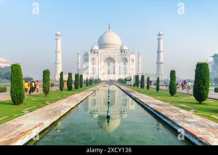 Il Taj Mahal al mattino ad Agra, India. Il mausoleo di marmo bianco si riflette nella piscina artificiale. Foto Stock