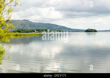 Castle Island sul Loch Leven con Bishop Hill sullo sfondo Foto Stock
