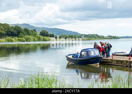 Persone in gita in barca sul lago Leven al castello di Lochleven Foto Stock