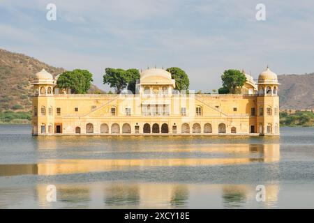 Splendida vista del JAL Mahal (Palazzo dell'acqua) nel mezzo del lago Man Sagar a Jaipur, Rajasthan, India. Incredibile stile architettonico Rajput. Foto Stock