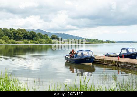 Persone in gita in barca sul lago Leven al castello di Lochleven Foto Stock