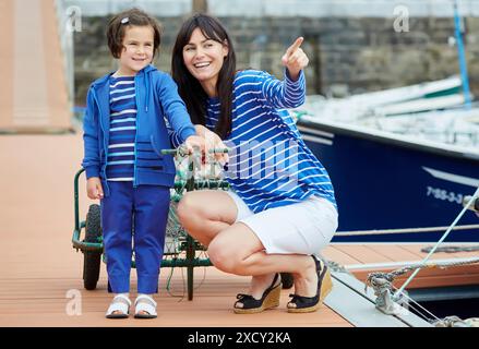 Madre e figlia nella marina. Porta. Getaria. Gipuzkoa. Paese basco. Spagna Foto Stock