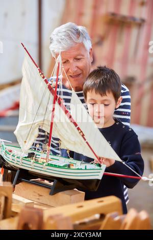 Nonno e nipote, modello di edificio in barca a vela, Whaleship, Pasaia, Gipuzkoa, Paesi Baschi, Spagna, Europa Foto Stock