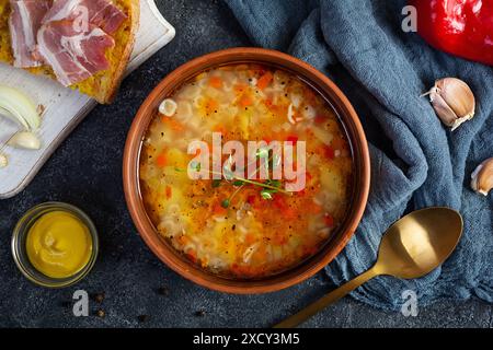 Minestrone. Zuppa di verdure con pane alla griglia, prosciutto e spezie Foto Stock