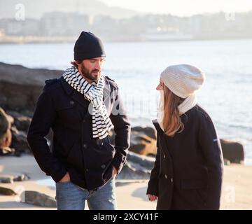 Coppia sulla spiaggia, Santa Clara isola, La Concha Bay, Donostia, San Sebastian, Gipuzkoa, Paesi Baschi, Spagna, Europa, inverno Foto Stock