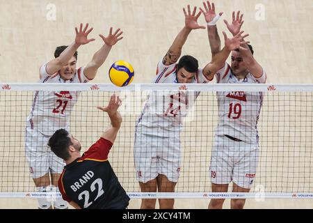 Pasay City, Filippine. 19 giugno 2024. Tobias Brand (davanti) della Germania fa il suo picco durante la partita tra Germania e Francia alla Men's Volleyball Nations League (VNL) 2024 a Pasay City, nelle Filippine, il 19 giugno 2024. Crediti: Rouelle Umali/Xinhua/Alamy Live News Foto Stock