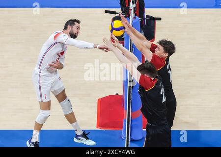 Pasay City, Filippine. 19 giugno 2024. Kevin Tillie (L) di Francia ha battuto la palla durante la partita tra Germania e Francia alla Lega delle Nazioni di pallavolo maschile (VNL) 2024 a Pasay City, nelle Filippine, il 19 giugno 2024. Crediti: Rouelle Umali/Xinhua/Alamy Live News Foto Stock